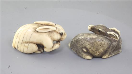 Two Japanese ivory netsuke of a hare and a recumbent deer, 18th/19th century, 4.9cm